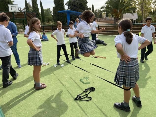 Fotos: Los colegios celebran la chaquetía en un encuentro intergeneracional