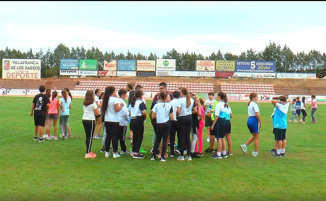 Algunos participantes en la nueva jornada de «Diviértete con el atletismo». 