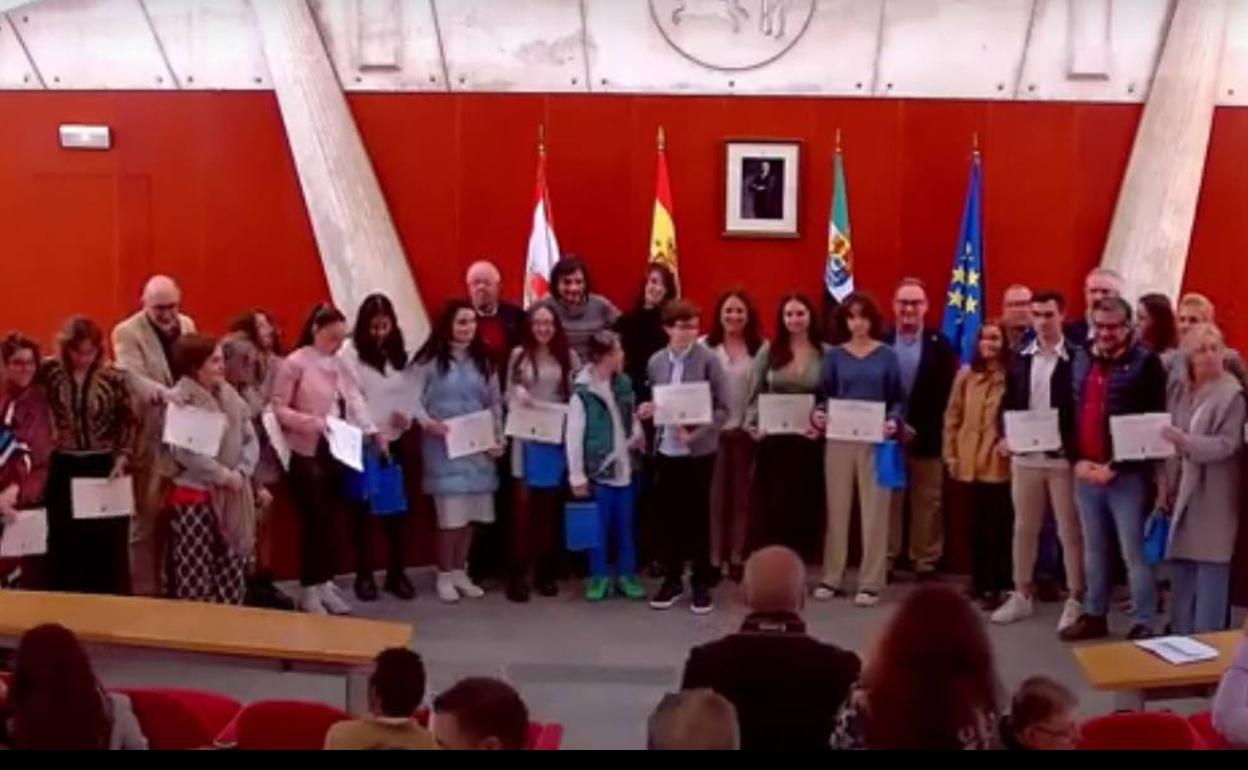 Foto de familia con los ganadores de la tercera edición de los Premios a la Excelencia Académica 