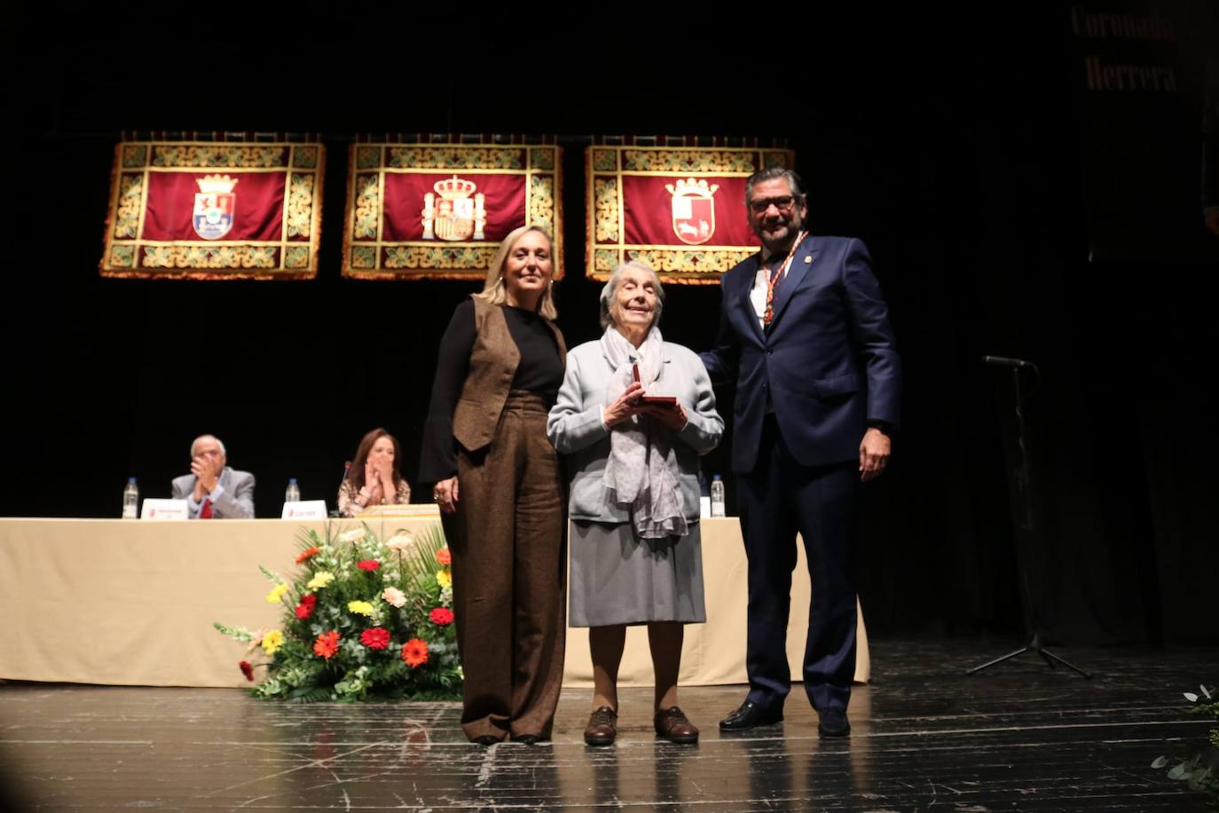 La directora de las Carmelitas, Isabel Gragera y la Hermana Tinoco recogen de la mano de Manuel Piñero la Medalla de la Ciudad. 