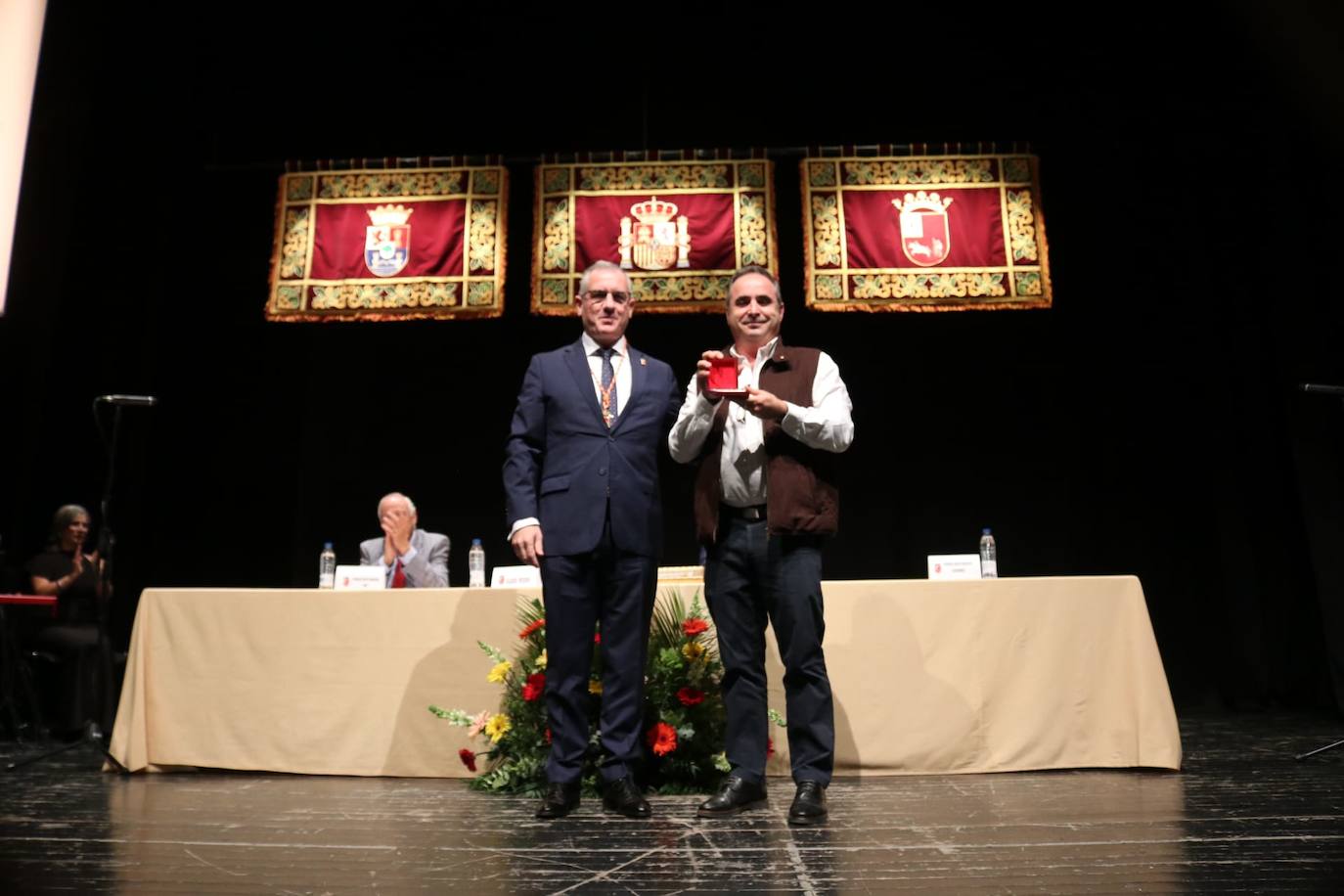 El presidente honorífico de la Banda de CCyTT 'Virgen del Pilar' recoge la Medalla de la Ciudad de la mano de Juan Carlos García Márquez. 