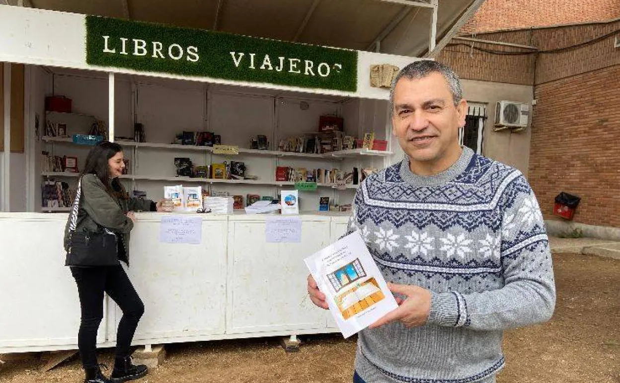 Garci con su libro 'Remedios Medicinales y supersticiones en Villafranca de los Barros'. 