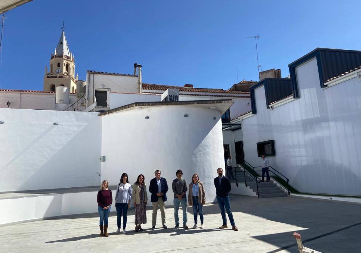 Miembros de la corporación municipal junto al arquitecto en el patio de la nueva biblioteca municipal