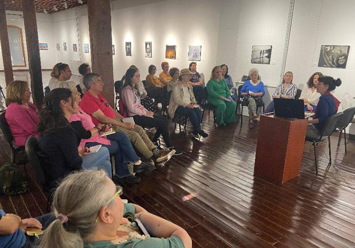 Asistentes al taller 'Emociones Nubeteca' en la casa de cultura de Villafranca.