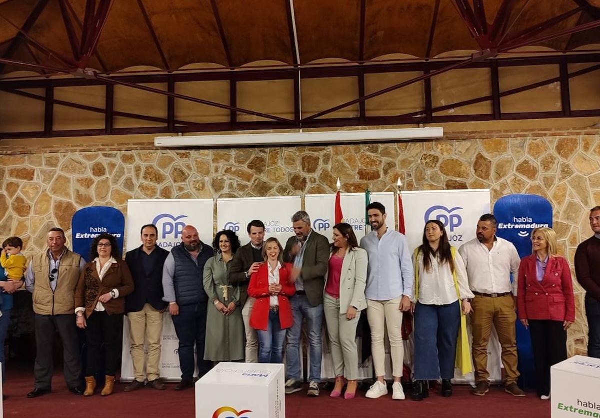 Carmen Romero arropada por su grupo con el que concurre a las elecciones del 28-M.