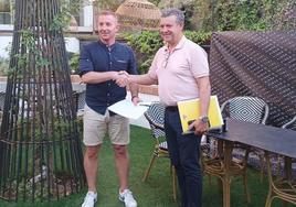 Cipri Santos y José Antonio Ruiz sellan el acuerdo.