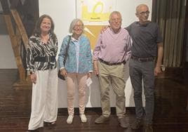 La artista, Pilar Molinos, junto a la alcaldesa, Isabel García Ramos, el coordinador de actividades Culturales, Fernando Clemente, y al crítico de arte, Michel Hubert.