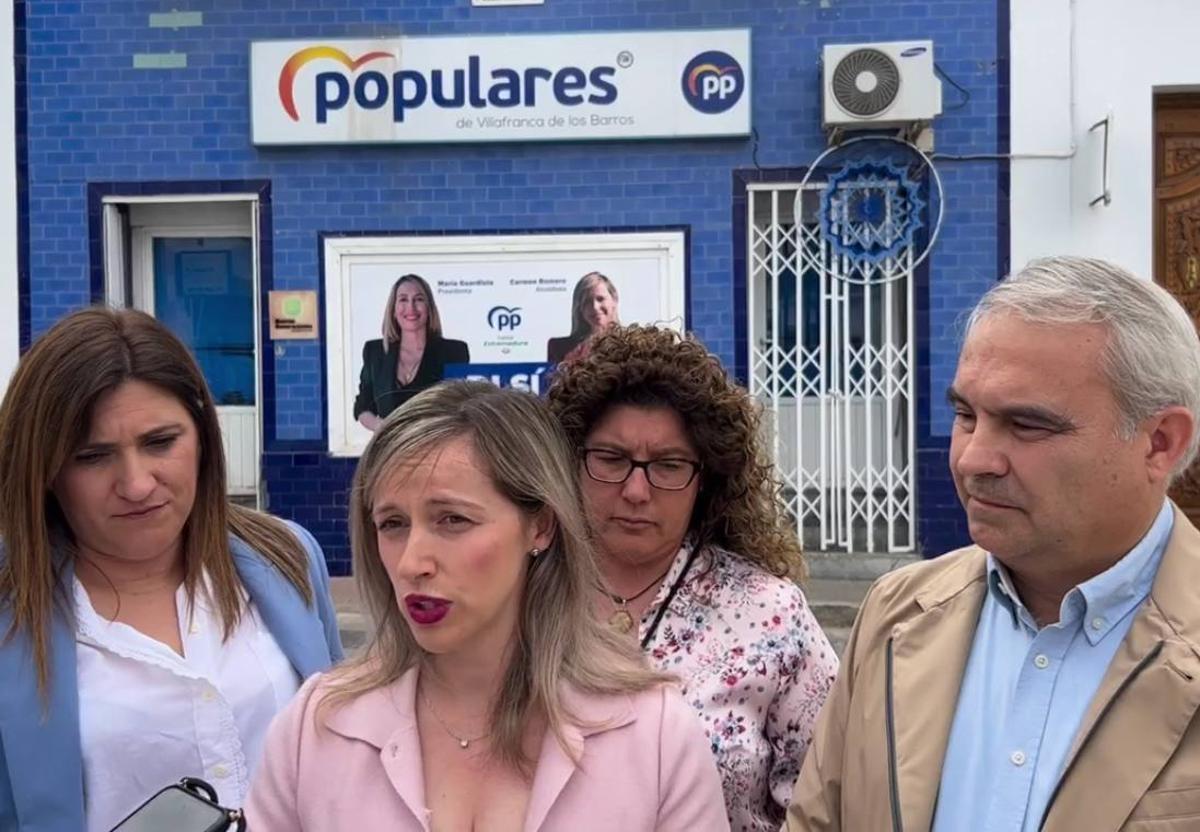 Carmen Romero y miembros de su equipo junto a Francisco Javier Fragoso.