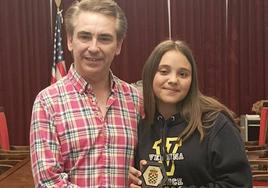 Alma Artigas Chira recibe su premio en Barcarrota.