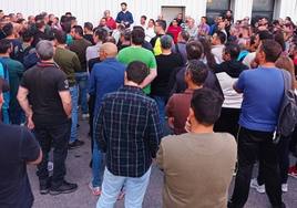 Concentración de trabajadores de BA Glass, esta mañana, en Villafranca.