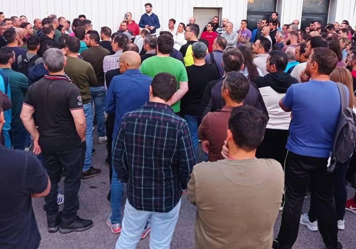 Concentración de trabajadores de BA Glass, esta mañana, en Villafranca.
