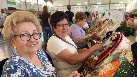 El bolillo une en Villafranca a más de 300 artesanas de dentro y fuera de la región