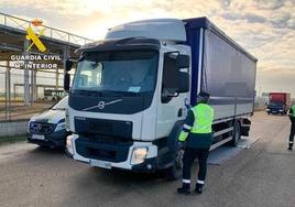 Imagen de archivo en un control de alcoholemia a conductores de vehículos pesados.