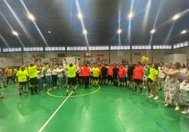 Los jugadores al final del partido agradecen al público asistente su solidaridad.