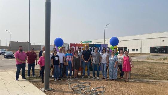 El Ayuntamiento instala un mural de la diversidad en el parque de la Igualdad en el día del Orgullo