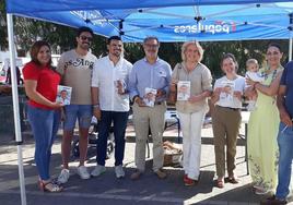 Foto de familia en el mercadillo de los sábados de la localidad.