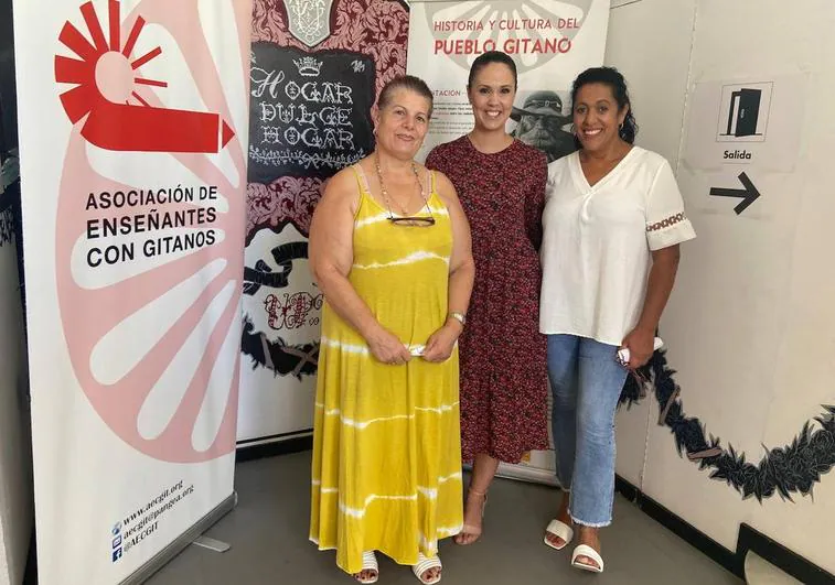 Mamen Silva, Josefa Molina y Marián Vicente en la exposición 'Historia y Cultura del pueblo Gitano'