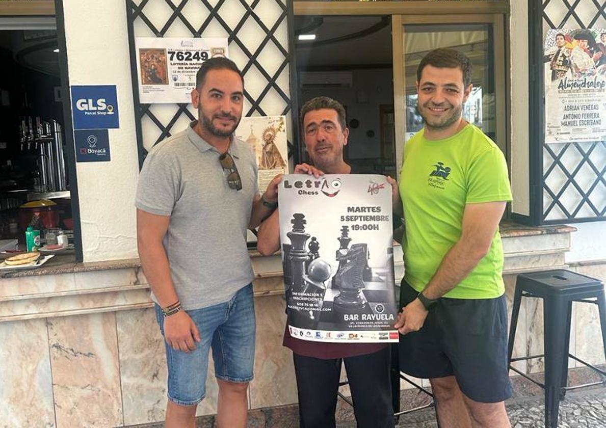 Antonio López, gerente del Bar Rayuela, José Manuel Sánchez, presidente del Club Ajedrez Villafranca y Javier Pardo, concejal de festejos.