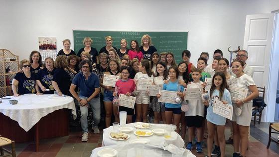 El bordado revive en Villafranca con el taller que organiza la asociación 'Últimas Bordadoras'