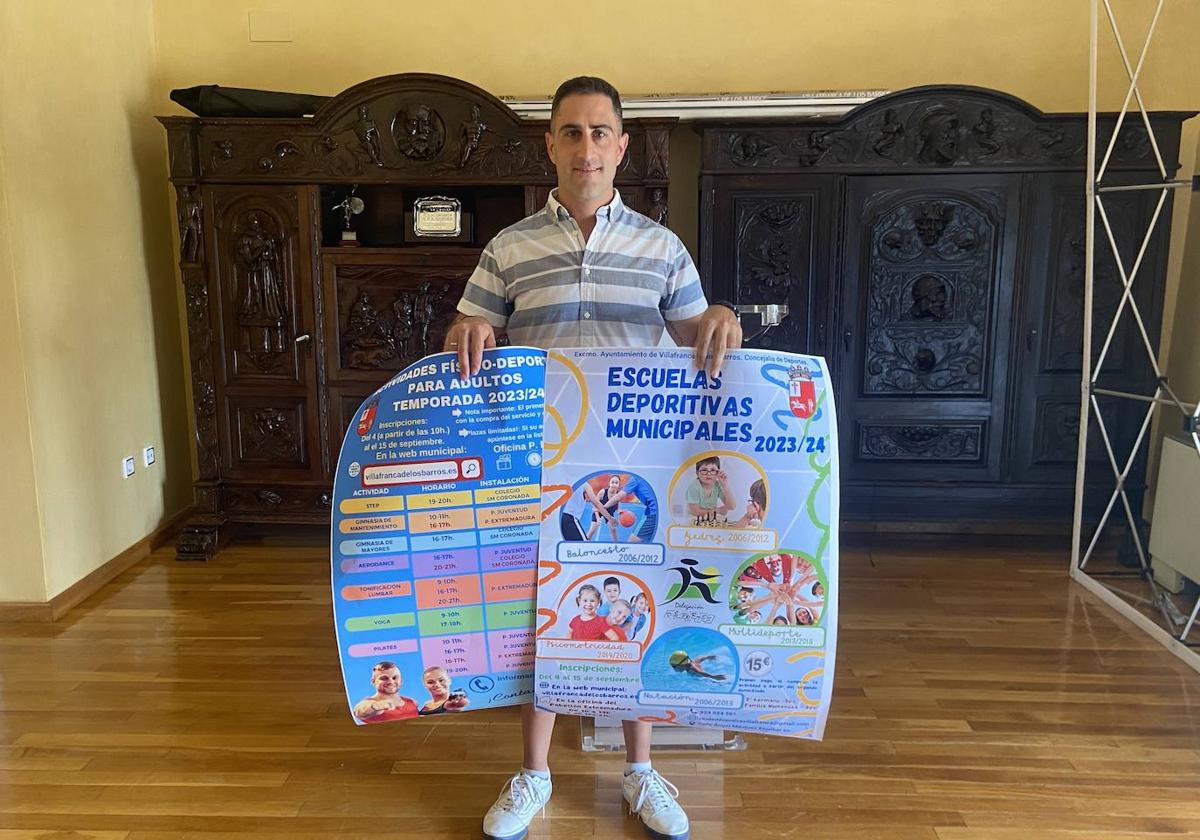 El concejal de Deportes, Emilio Sánchez, posa con los carteles que recogen la información de las actividades deportivas municipales 2023-2024.