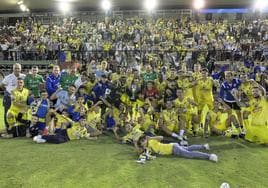 Los jugadores del Villafranca celebran el título autonómico con sus aficionados.