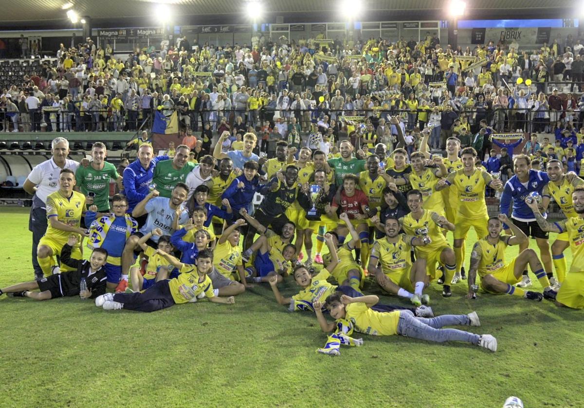 Los jugadores del Villafranca celebran el título autonómico con sus aficionados.