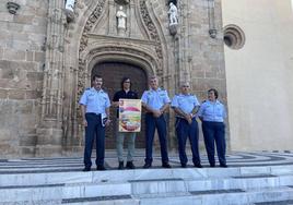 Miembros del Ejército junto al alcalde Villafranca tras la presentación del acto en la plaza del Corazón de María.
