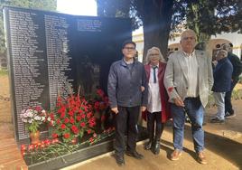 Manuel Romero Ríos, Coti González y Pepe Pecero junto al monolito.