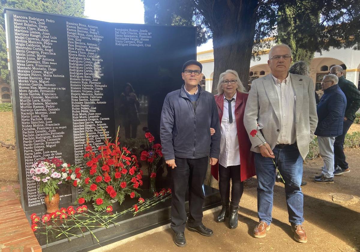 El PSOE homenajea a las víctimas del franquismo en el cementerio de Villafranca