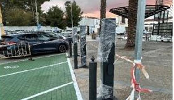 Somos Villafranca Cs critica la ubicación de los tres puntos de carga de vehículos eléctricos frente al Mercado de Abastos