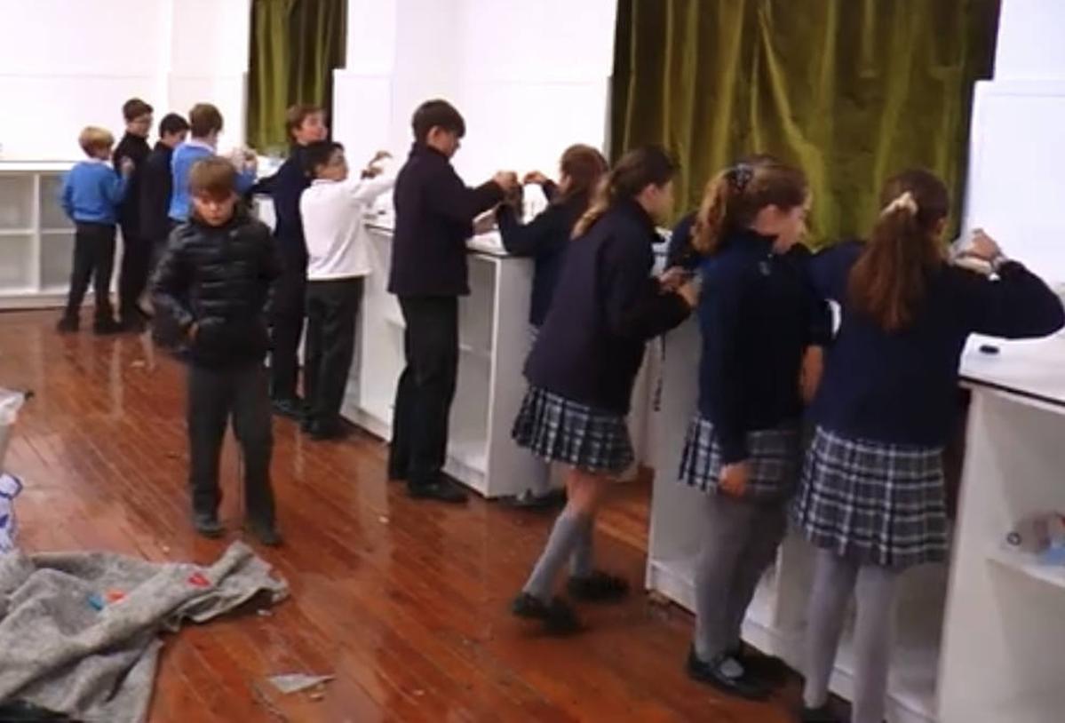 Alumnos de 6º de primaria del Colegio San José en el Taller del Agua o actividad «El Pozo de Airón»
