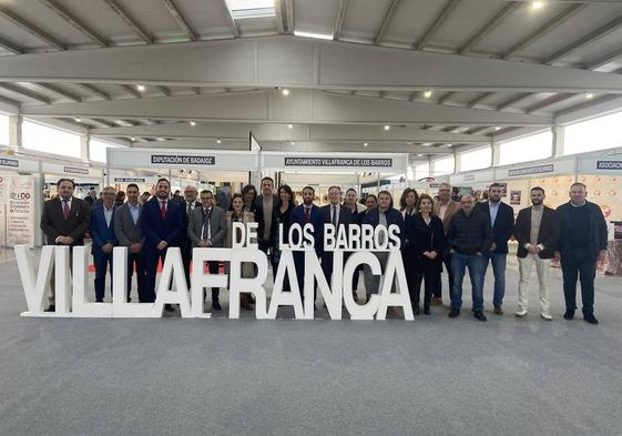Representantes del tejido empresarial y comercial junto a representantes de instituciones locales, provinciales y regionales.