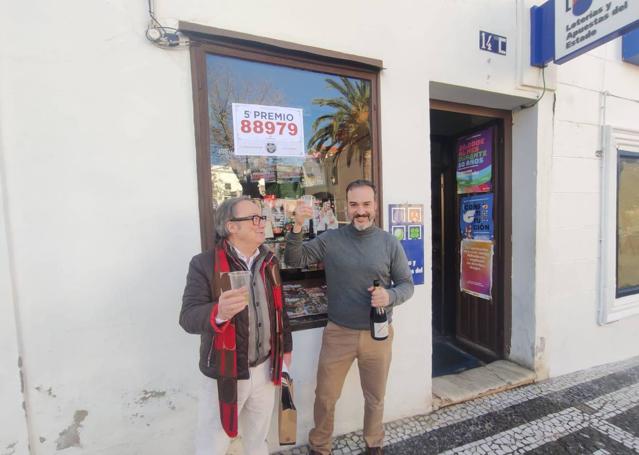 Francisco Gabriel García Álvarez, junto a un vecino de Villafranca celebran la venta de un quinto premio.