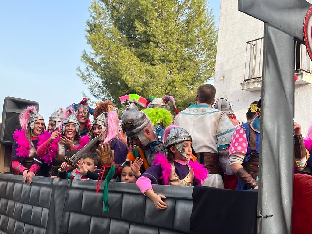 Fotos: Multitudinario desfile de carnaval en Villafranca