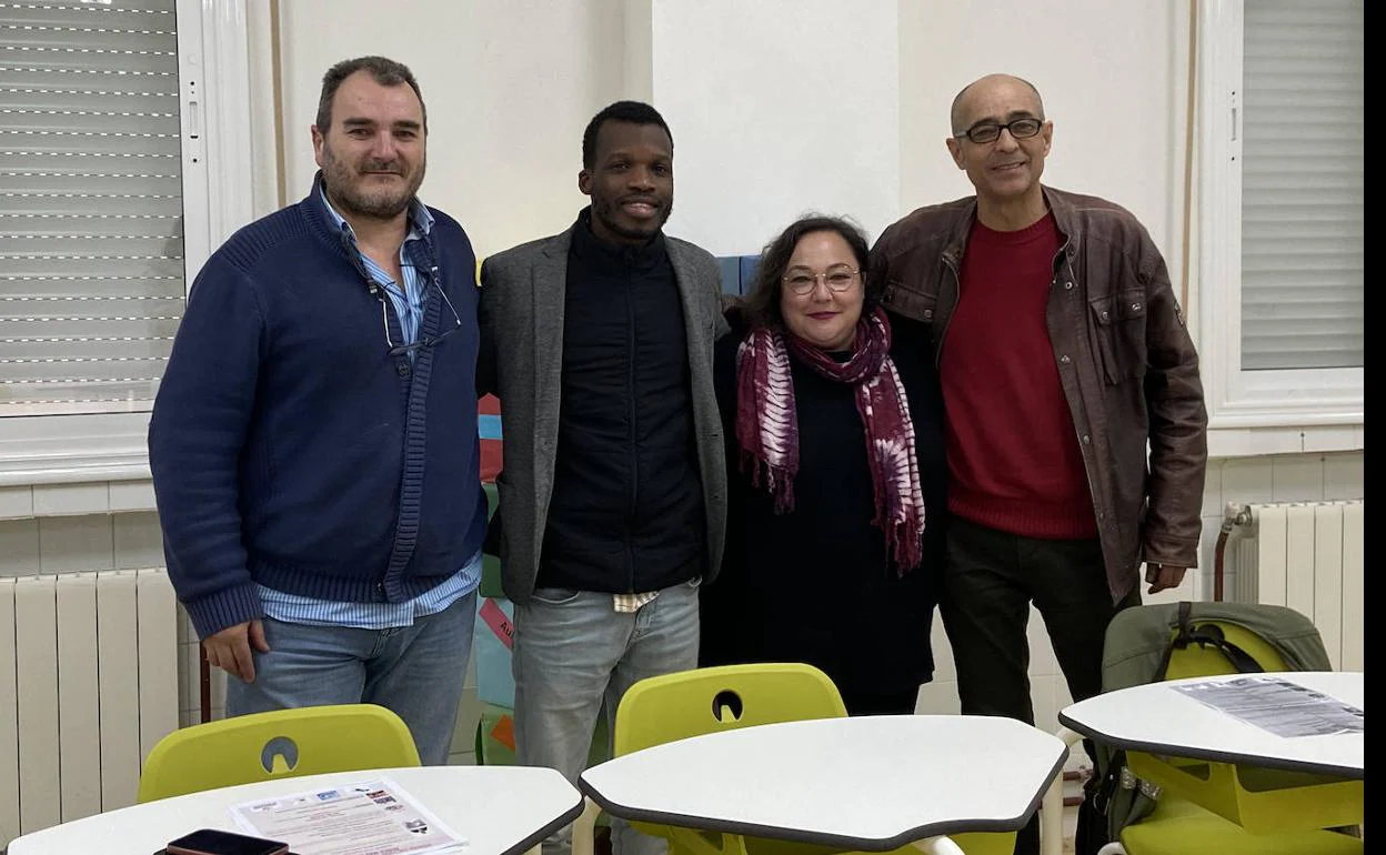 Fernando Merino, Director IES Meléndez Valdés, Barso Coulibaly, joven maliense que habló de su monólogo 'Paraíso', Mª José Caro, presidenta ONG Teranga Extremadura y Fernando Clemente, coordinador actividades culturales. 