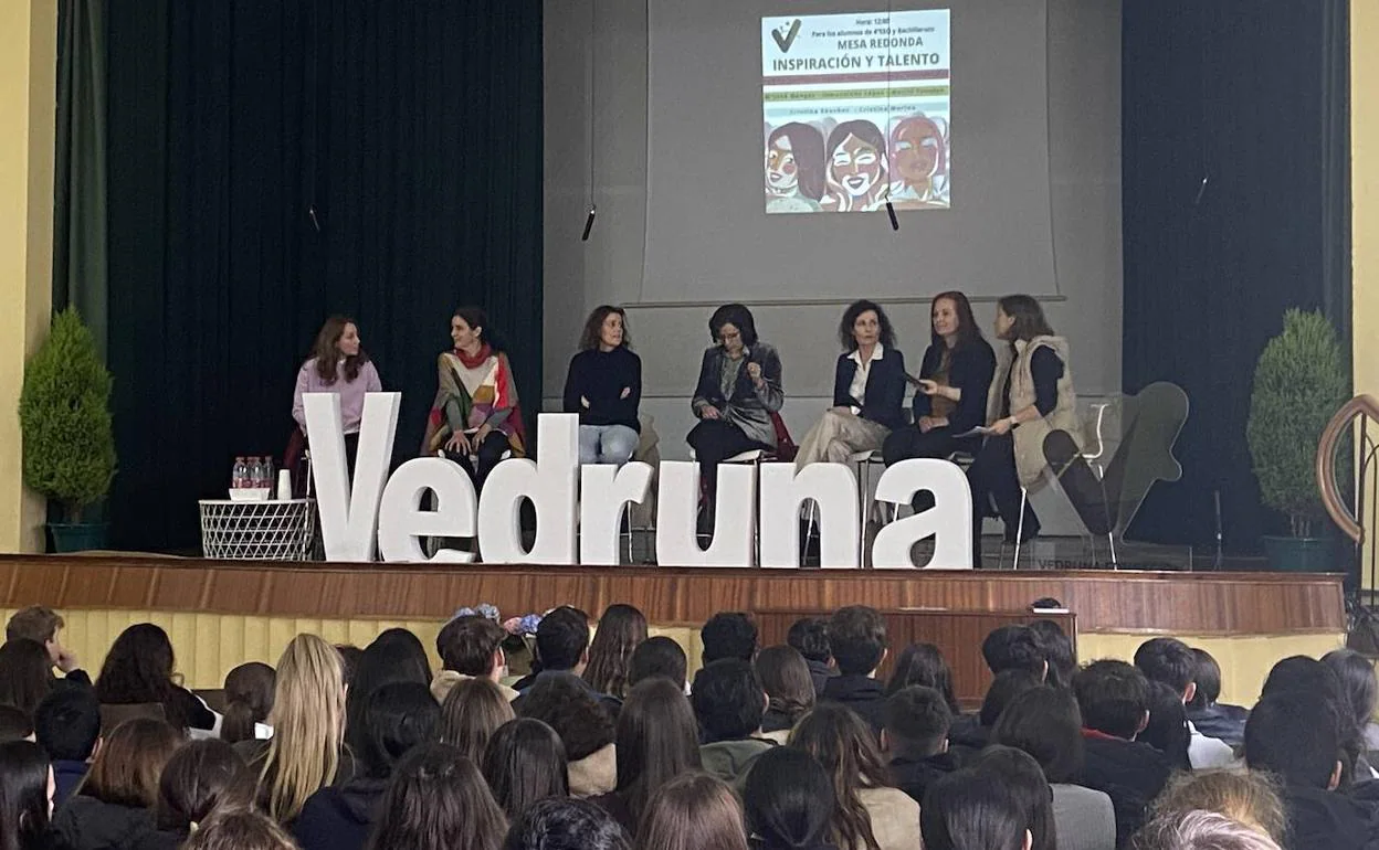 Las participantes de la mesa de experiencias «Mujeres Extremeñas: Inspiración y Talento» en el salón de actos del colegio Nuestra Señora del Carmen. 