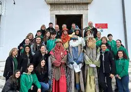 Los Reyes Magos junto a Moncovil en la puerta del Ayuntamiento de Villafranca de los Barros.