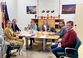 Reunión sobre el viñedo y el olivar de Villafranca con el director general de Política Agraria Comunitaria de la Junta de Extremadura, Juan Eloy Rodríguez Ucedo.