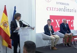 El alcalde de Villafranca, Francisco Jiménez Araya, junto al presidente del CAPEX, Jesús Nieto, y el presidente del Motor Club Villafranca, Pedro Pecero.