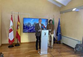 El delegado del Gobierno, José Luís Quintana, junto al alcalde villafranqués, Francisco Jiménez Araya.