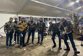 La chirigota 'La Voz de Villafranca' en el concurso de callejeras celebrado en la caseta del carnaval este domingo.