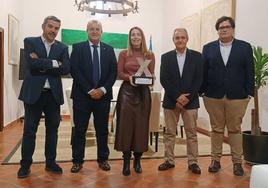 María Guardiola junto al comité organizador de la Baja TT Dehesa Extremadura.