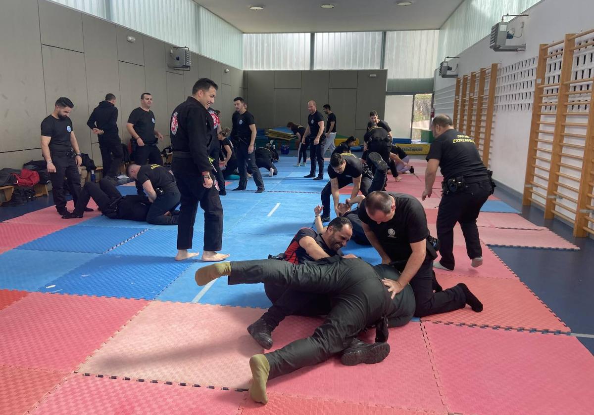 Éxito de participación en el curso de defensa personal para policías y personal sanitario