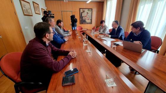 Quintana traslada a los regantes de Tierra de Barros el compromiso del Gobierno de España con el proyecto de regadío