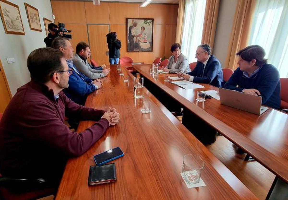 Quintana traslada a los regantes de Tierra de Barros el compromiso del Gobierno de España con el proyecto de regadío