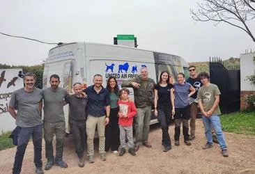 Foto de grupo con las entidades y personas adscritas a este proyecto o que han colaborado antes de que los buitres salgan rumbo a Cerdeña.