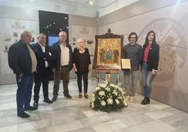 Coti, junto al cuadro, acompañada por Pepe López, Pepe Pecero, Miriam García, y Francisco Jiménez.