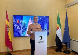 Joaquín Rodríguez presenta las Bases reguladoras del Plan de Empleo Social Municipal 2024 en rueda de prensa.