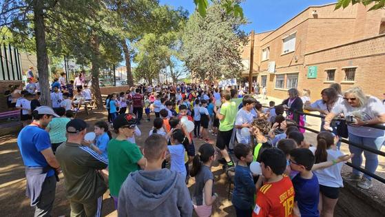 La actividad organizada por el IES Meléndez Valdés 'Milla contra el cáncer' recauda 4006 euros para la asociación oncológica