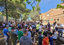 Decenas de jóvenes en el IES Meléndez VaLdés se preparan para realizar la Milla contra el cáncer.